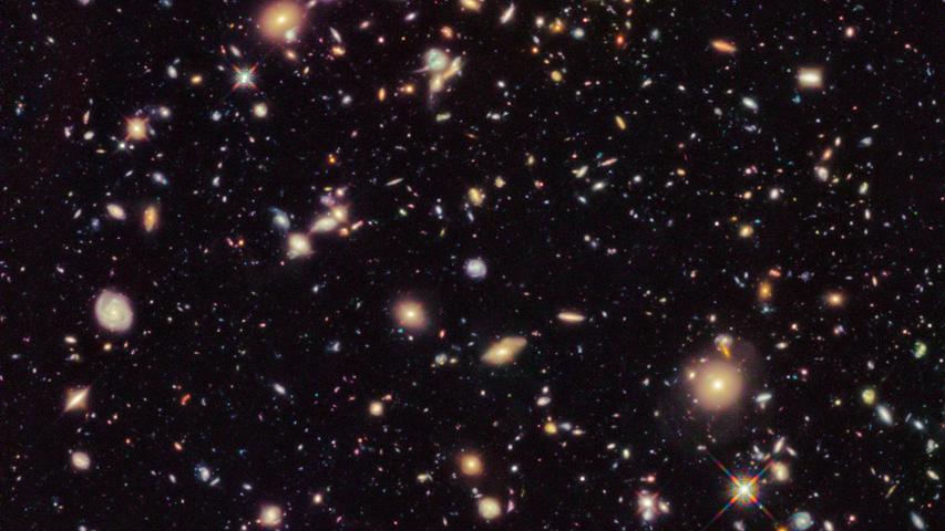 Das Bild zeigt das Hubble Ultra Deep Field 2012, eine verbesserte Version der Hubble Ultra Deep Field-Aufnahme, die durch zusätzliche Beobachtungszeit entstanden ist. Die neuen Daten haben zum ersten Mal eine Population von fernen Galaxien mit Rotverschiebungen zwischen 9 und 12 zutage gebracht, einschließlich des bisher am weitesten entfernten Objektes. Diese Galaxien müssen vom zukünftigen NASA/ESA/CSA James Webb-Weltraumteleskop bestätigt werden, bevor ihre Existenz als gesichert gilt.