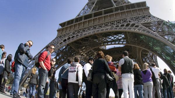Der Eiffelturm in Paris zieht jährlich fast sieben Millionen Touristen an.