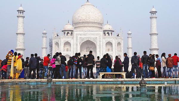 Vor wenigen Wochen war hier noch Donald Trump zu Besuch: Das Marmordenkmal Taj Mahal in Indien besuchen normalerweise jeden Tag mehrere zehntausend Menschen.