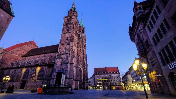 Seit Söder jedoch in Bayern eine Ausgangsbeschränkung beschlossen hat, bleiben auch die Touristen und Shopping-Liebenden hier aus.