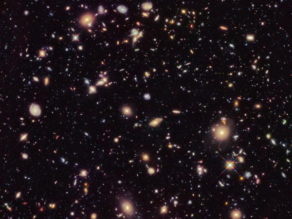 Das Deep Field zeigt sich voller Galaxien. Hier sehen wir nichts weniger als den Rand des Universums und blicken zugleich in eine Zeit nah am Urknall.