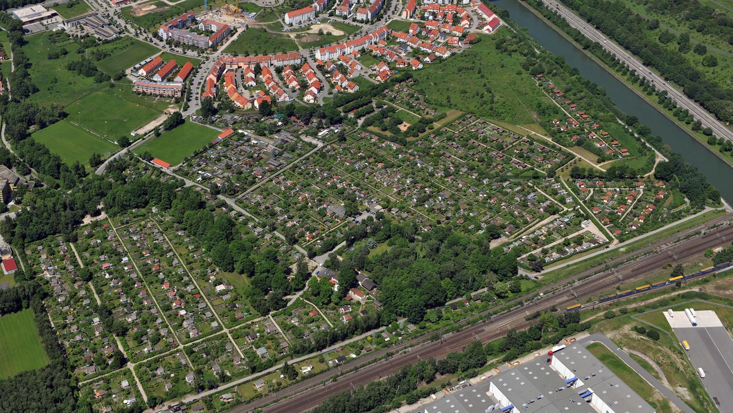 Rund 50 neue Parzellen entstehen an der Kleingartenanlage Ideal (Grünfläche oben rechts im Bild, zwischen Kleingartenanlage/Kanal und Siedlung).