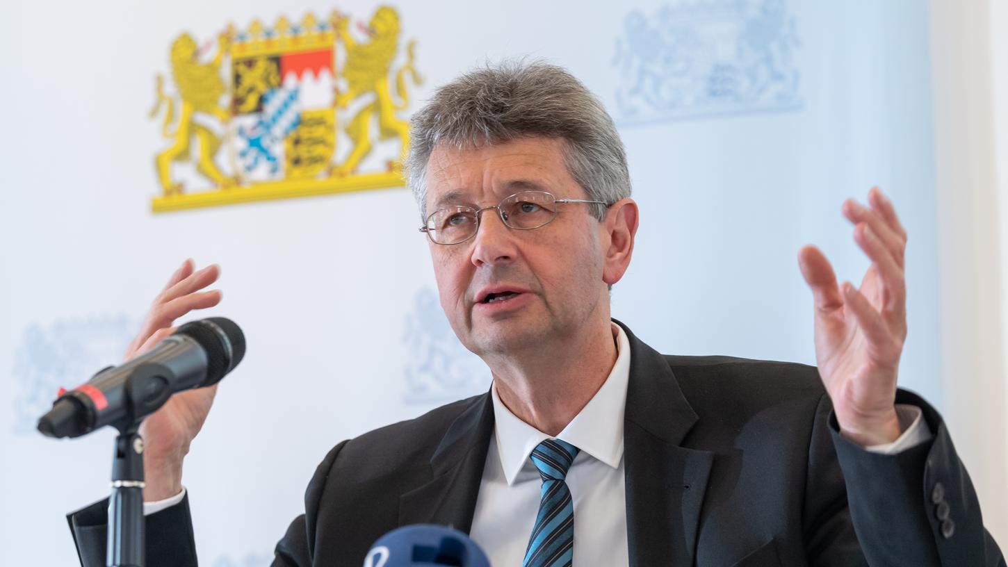 Kultusminister Michael Piazolo (Freie Wähler) verschiebt die Abschlussprüfungen an den bayerischen Oberschulen um über drei Wochen.
