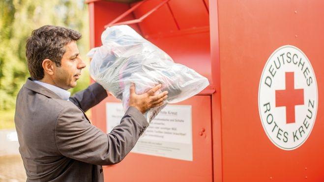 Noch können die in den Container geworfenen Altkleider weiterverwendet werden. Doch das Geschäft mit den gebrauchten Klamotten steht kurz vor dem Kollaps.