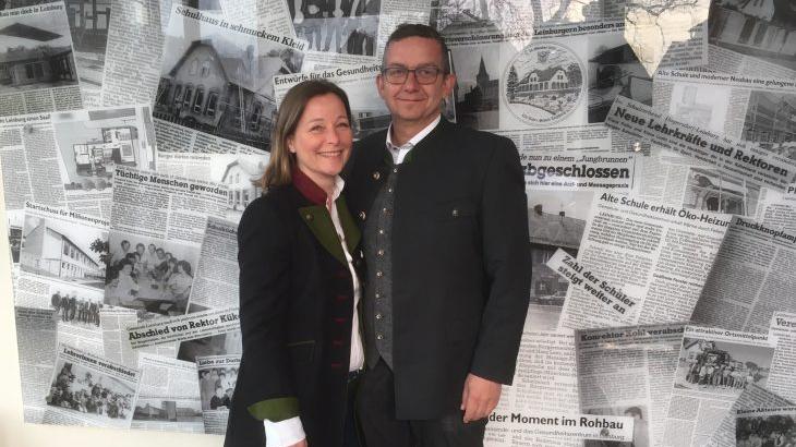 Thomas Kraußer (CSU) und seine Frau feiern das positive Ergebnis der Bürgermeister-Stichwahl in Leinburg. Thomas Kraußer (CSU) und seine Frau feiern das positive Ergebnis der Bürgermeister-Stichwahl in Leinburg.