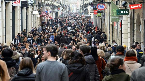 Fans schicker Boutiquen sind normalerweise auch hier zu Hauf anzutreffen: Die Rue Sainte-Catherine in Bordeaux gilt als längste Einkaufsstraße Europas.