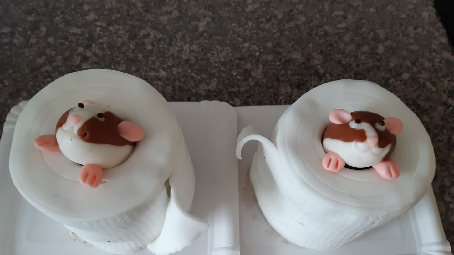 Ein Schokoteig mit Zuckerguss, darauf ein Hamster: Fertig ist der Klopapierkuchen. Ein Schokoteig mit Zuckerguss, darauf ein Hamster: Fertig ist der Klopapierkuchen.