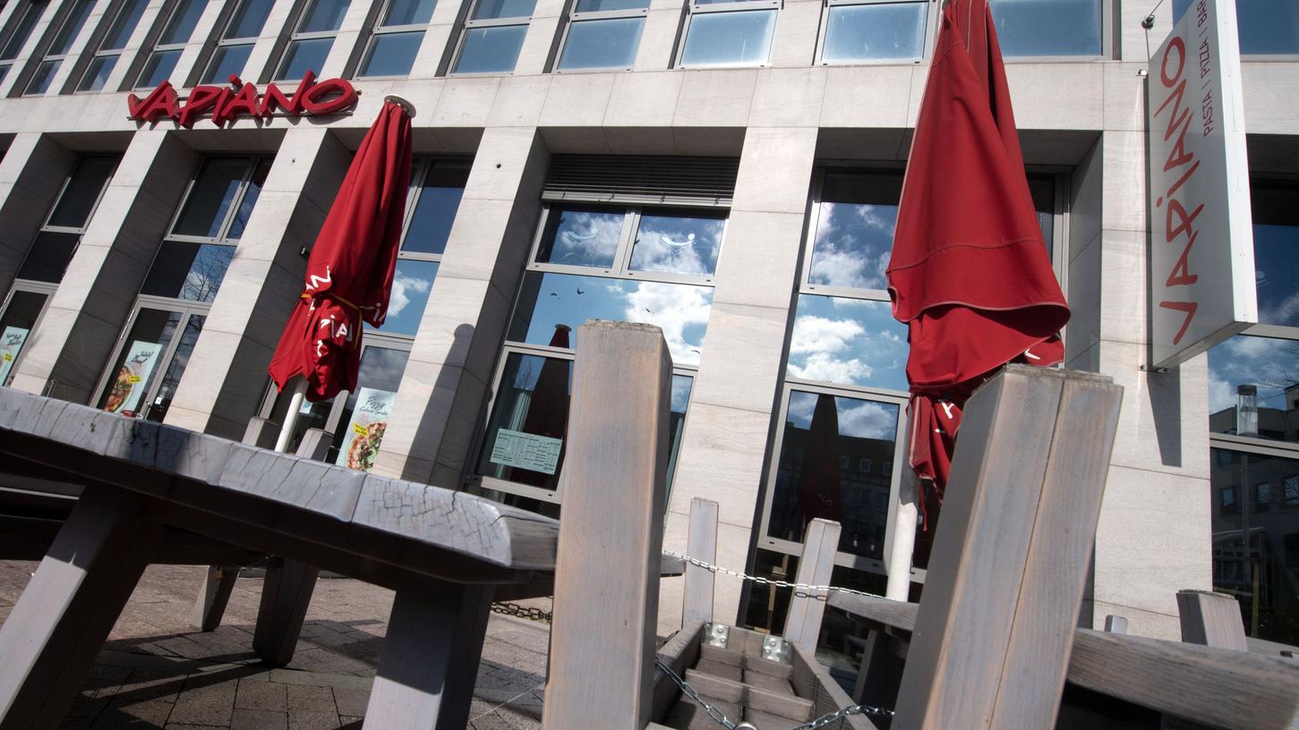 Die Restaurantkette Vapiano hat aufgrund des drastischen Umsatz- und Einnahmerückgangs die Zahlungsunfähigkeit der Vapiano SE bekanntgegeben und einen Antrag auf Insolvenz gestellt. Die Restaurantkette Vapiano hat aufgrund des drastischen Umsatz- und Einnahmerückgangs die Zahlungsunfähigkeit der Vapiano SE bekanntgegeben und einen Antrag auf Insolvenz gestellt.