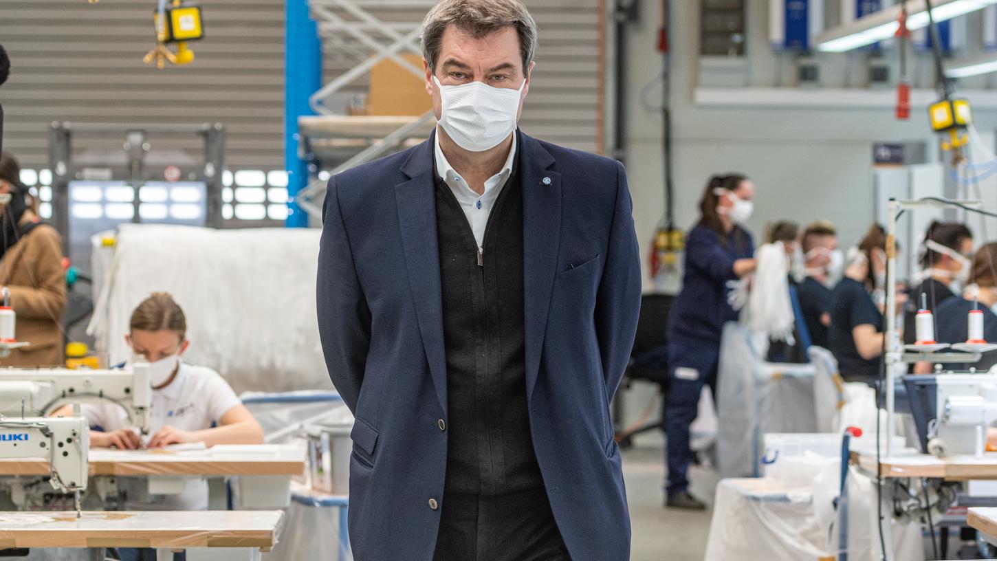 Der bayerische Ministerpräsident Markus Söder hat am Donnerstag in Niederbayern eine Produktionsstätte für Schutzmasken besucht. Der bayerische Ministerpräsident Markus Söder hat am Donnerstag in Niederbayern eine Produktionsstätte für Schutzmasken besucht.