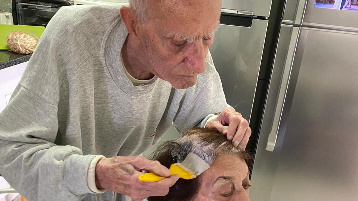 Friseure zu: 92-Jähriger färbt seiner Frau die Haare