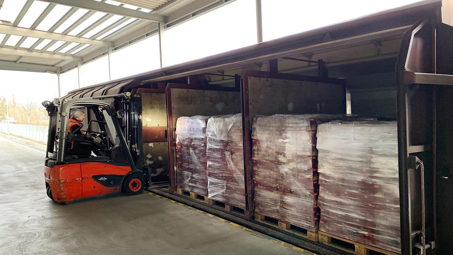Zeit zum Abladen: In einer ersten Lieferung kamen nun über 300 Paletten mit mehr als 400.000 Paketen Fusilli, Penne und Spaghetti in Deutschland an.
