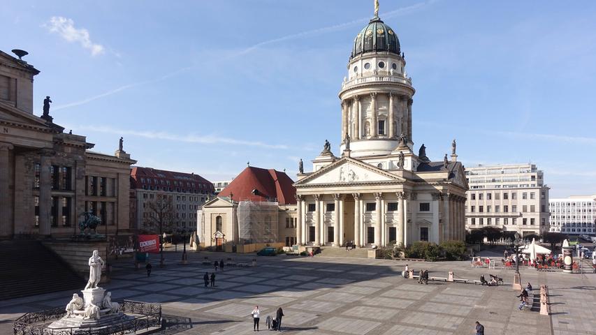 Der Gendarmenmarkt Berlin ist ein Herzstück der klassizistischen Architektur. Der Französische Dom steht in direkter Nachbarschaft des Konzerthauses Berlin.