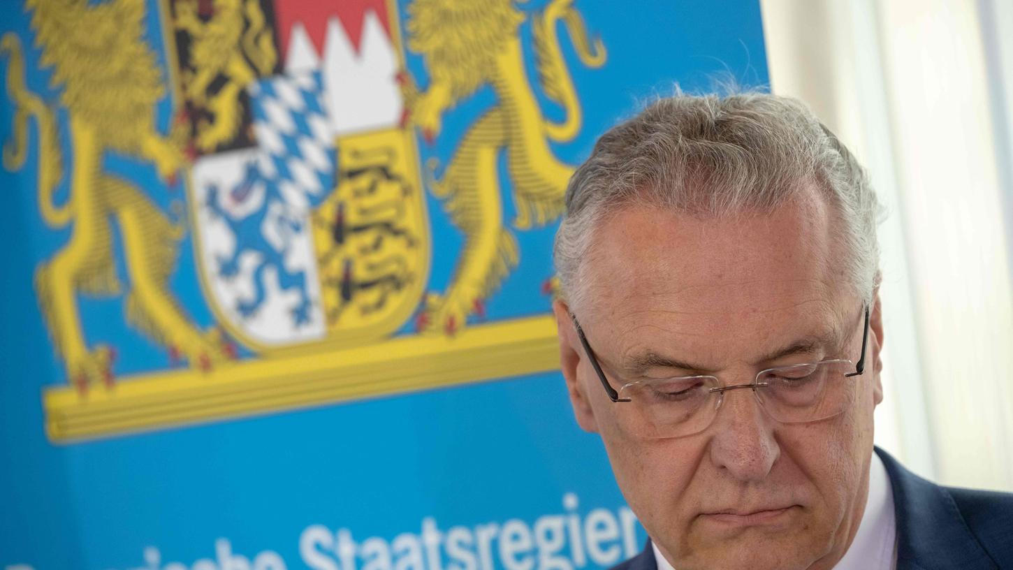 Bayerns Innenminister Joachim Herrmann hat sich nun zu den Corona-Regeln erneut geäußert.
