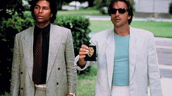 Detective James "Sonny" Crockett (Don Johnson), ein geschiedener Vietnamveteran, und sein kongenialer Partner Detective Ricardo "Rico" Tubbs (Philip Michael Thomas) sind im "Miami Metro-Dade Police Department" konstant mit illegalem Drogenhandel, Erpressung, Prostitution, Waffenschmuggel, Geldwäscherei, Bandenkriegen und anderen Verbrechen in der Millionenmetropole konfrontiert. Auch alte offene Rechnungen der verdeckten Ermittler werden dabei noch beglichen.