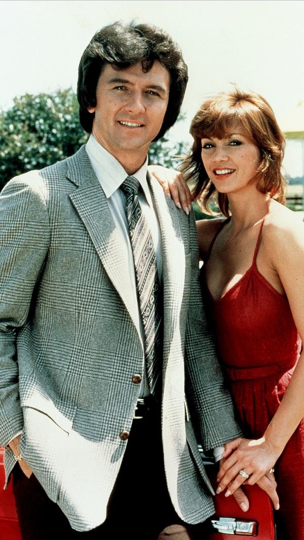 Die "Southfork Ranch" ist seit der Heirat von Ölbaron John Ross "Jock" Ewing Sr. (Jim Davis) und Eleanor "Miss Ellie" Southworth (Barbara Bel Geddes) die Heimat der Ewings. Auf dem großzügigen Anwesen der Familie sind auch die beiden Söhne John Ross Jr. "J.R." (Larry Hagman) und sein jüngerer Bruder Bobby (Patrick Duffy) aufgewachsen, die moralisch nicht unterschiedlicher sein könnten und deshalb häufig aneinander geraten.