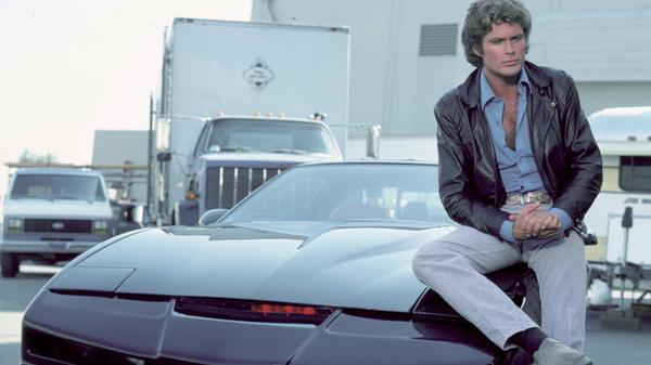 Im Auftrag der Foundation für Recht und Verfassung kämpfen Michael Knight (David Hasselhoff) und sein sprechendes, durch einen neuartigen Kunststoff schwer gepanzertes Auto K.I.T.T. gegen Untrecht und Verbrechen. Während ihrer Missionen in den USA und Mexiko werden die beiden von Elektronik- und Computer-Expertinnen, Chef-Mechanikerinnen von K.I.T.T., Devon Miles (Edward Mulhare) und vielen anderen unterstützt.