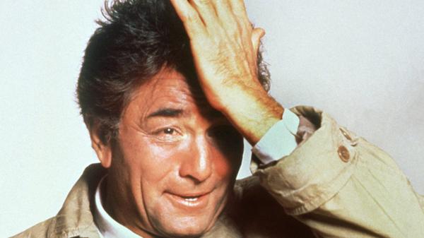 Inspektor Columbo (Peter Falk) macht mit seinem zerknautschten Regenmantel, seiner allgegenwärtigen Zigarette und seiner schusseligen Art kaum den Eindruck eines seriösen Ermittlers. Aber genau das ist seine Stärke: Von Tätern leicht unterschätzt, wiegt er sie in Sicherheit und sammelt währenddessen mit scharfer Auffassungs- und Beobachtungsgabe Beweismaterial, um auch die schwierigsten Fälle am Ende zu lösen.