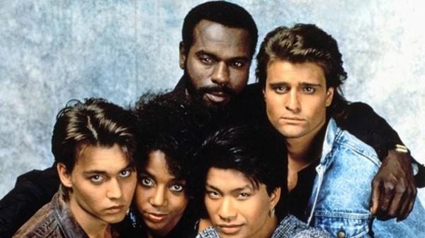 Eine ganz spezielle Abteilung der Polizei bilden die fünf Undercover-Cops Tom Hanson (Johnny Depp), Judy Hoffs (Holly Robinson), Doug Pehall (Peter DeLuise), Harry Loki (Dustin Nguyen) und Dennis Booker (Richard Grieco). Von ihrem Stützpunkt in einer verlassenen Kapelle aus operieren sie aufgrund ihres jungen Aussehens in Highschools und Colleges, wo sie Drogenhandel und Missbrauch, aber auch anderen Verbrechen auf die Schliche kommen.