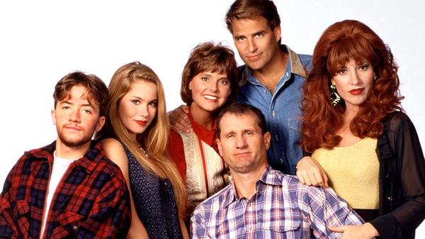 Als ehemalig-ruhmreicher High-School-Footballer und mittlerweile mehr oder weniger erfolgreicher Damenschuhverkäufer versucht Familienpatriarch und Ober-Macho Al Bundy (Ed O'Neill) in einem fiktiven Vorort von Chicago seine Familie zusammenzuhalten. Seine Ehefrau Peggy "Peg" (Katey Sagal) hat auf Haushalt wenig Lust und verbringt ihre Zeit stattdessen am liebsten mit Shoppen und Talkshows im Fernsehen. Auch seine attraktive aber dümmliche Tochter Kelly (Christina Applegate) hat keinen Skrupel, sich an ihrem Vater zu bereichern und ihren kleinen Bruder zu hänseln. Bud (David Faustino) denkt nämlich eigentlich an nichts anderes als an Mädchen und Sex, hat allerdings mit der Umsetzung regelmäßig Schwierigkeiten.