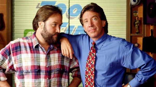 Mit seinem gutmütigen Kumpel und Assistent Al Borland (Richard Karn) moderiert der Heimwerkerkönig und Sprücheklopfer Tim Taylor (Tim Allen) eine erfolgreiche aber oftmals im Chaos endende Fernsehshow rund um das Thema Autos und Werkzeuge. Und auch zuhause bei den Taylors geht es drunter und drüber: Tims ältere Söhne, Sportskanone Brad (Zachary Ty Bryan), der von einer Fußballkarriere träumt, und Schlaumeier Randy (Jonathan Taylor Thomas), machen Muttersöhnchen Mark (Taran Noah Smith) permanent das Leben zur Hölle. Nachbar Wilson (Earl Hindman) hat da zum Glück für Tim und seine Ehefrau Jill (Patricia Richardson) immer eine Lösung parat.