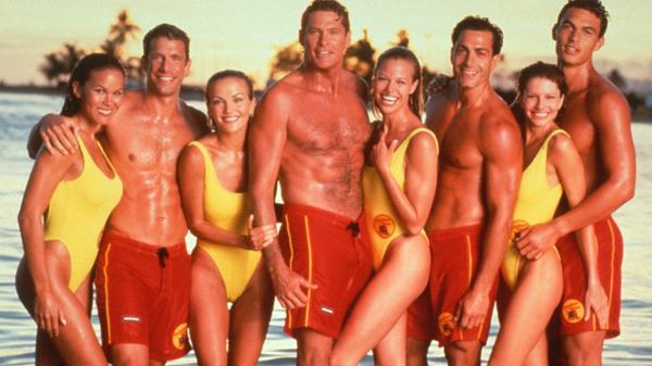In Zeitlupe zum Meer spurten und die Ertrinkenden aus dem Wasser fischen, das kann das Team rund um Rettungsschwimmer Mitch Buchannon (David Hasselhoff) am allerbesten. Mit seinen durchweg attraktiven Kolleginnen und Kollegen verbringt Mitch traumhafte Tage am Strand von Malibu (später Hawaii), lässt sich die Sonne aufs Haupt scheinen und behält dabei stehts ein wachsames Auge auf den Badegästen. Zeit für diverse Beziehungen und Affären bleibt neben all dem Arbeitsstress allerdings trotzdem.