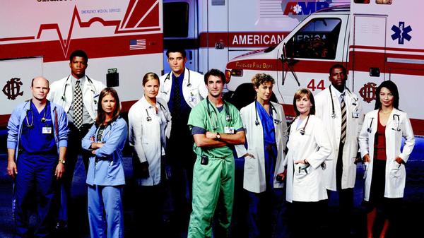Dr. Mark Greene (Anthony Edwards) feststellen, der Chef der Notaufnahme im fiktiven Chicagoer County General Hospital sieht sich mit seinem Team jeden Tag mit überfüllten Warteräumen, personellen Engpässen und unmenschlichem Druck, Entscheidungen über Leben und Tod fällen zu müssen, gegenüber. Nebenher zusätzlich die nächste Generation von Medizinern auszubilden und das eigene Privatleben zu regeln, ist für Dr. Mark Greene da nicht immer leicht. Mit Krankenschwester Carol Hathaway (Julianna Margulies), Kinderarzt und Frauenschwarm Doug Ross (George Clooney), der mitfühlenden Ärztin Susan Lewis (Sherry Stringfield), Greenes bester Freundin, der arrogante, aber außergewöhnlich talentierte Chirurg Peter Benton (Eriq La Salle) und Medizinstudent John Carter (Noah Wyle) kann er sich allerdings auf jeden Fall auf sein Team verlassen.
