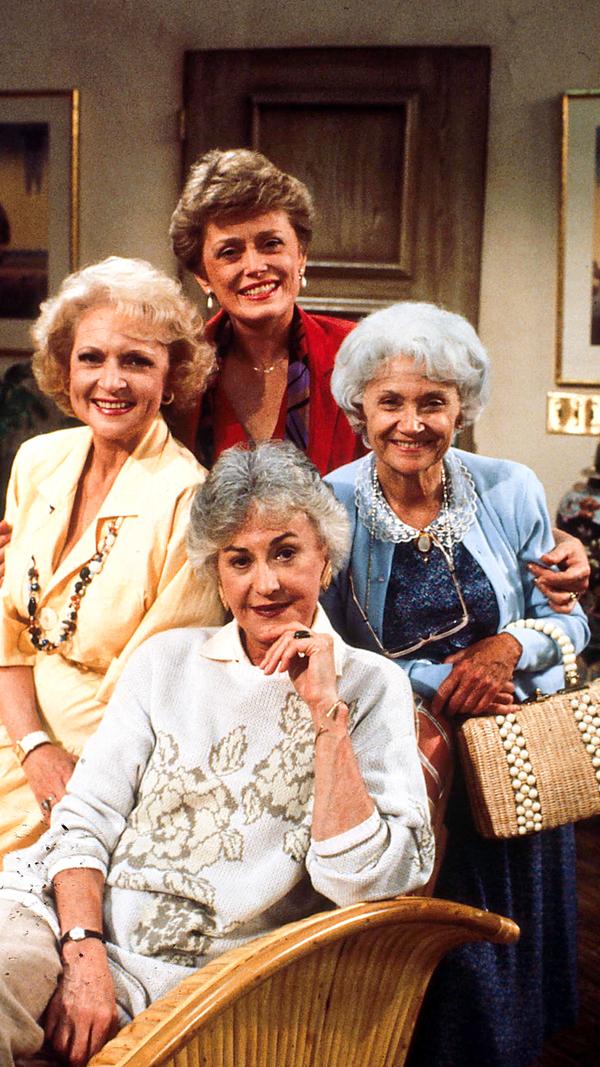 Witwe Blanche Devereaux (Rue McClanahan), die immer nur an das Eine denkt, Witwe Rose Nylund (Betty White) und die geschiedene Dorothy Zbornak gründen zusammen mit Sophia Petrillo (Estelle Getty), Dorothys zynische, intrigante sizilianische Mutter, deren Altenheim einem Brand zum Opfer gefallen ist, eine Wohngemeinschaft in Miami. Die vier verbringen gemeinsam in Blanches Haus einen turbulenten Lebensabend.